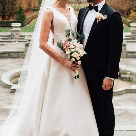 Paloma Blanca #4892 Classic Deep-V Low Back Wedding Dress WITH POCKETS - Picture 1 of 9